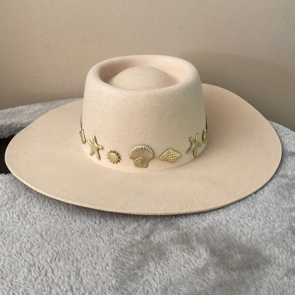 Lack of color sea shell boat hat NWT size small
